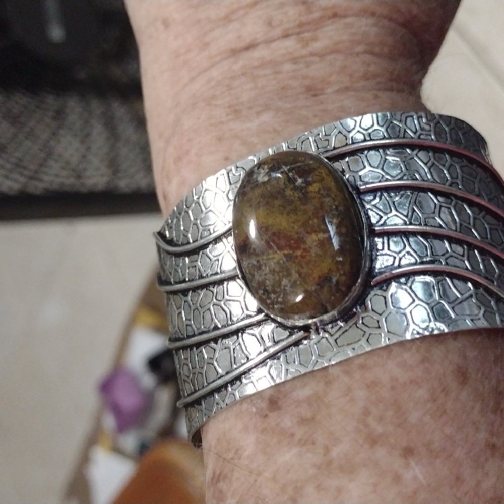 Bracelet silver tone, stone in center, clamp style